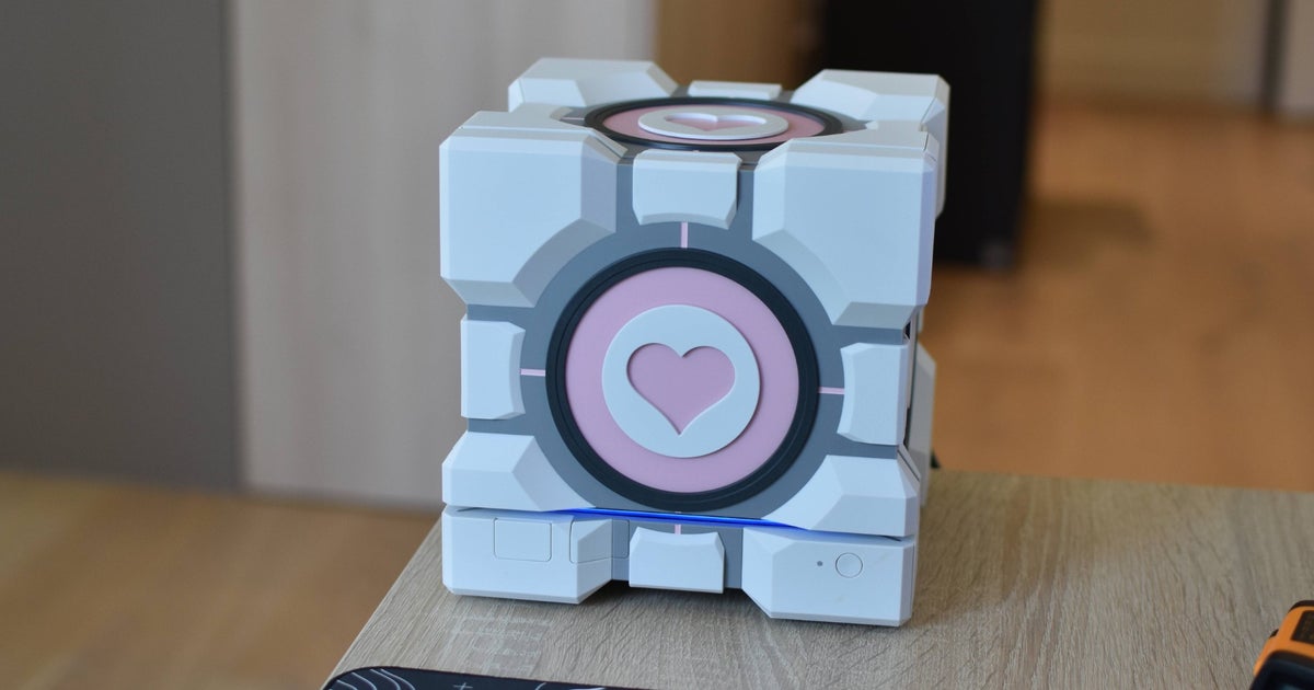 Vỏ case Companion Cube cho Steam Machine: Đắt, cồng kềnh và dựa trên trò đùa 19 năm tuổi, nhưng lại quá chỉn chu
