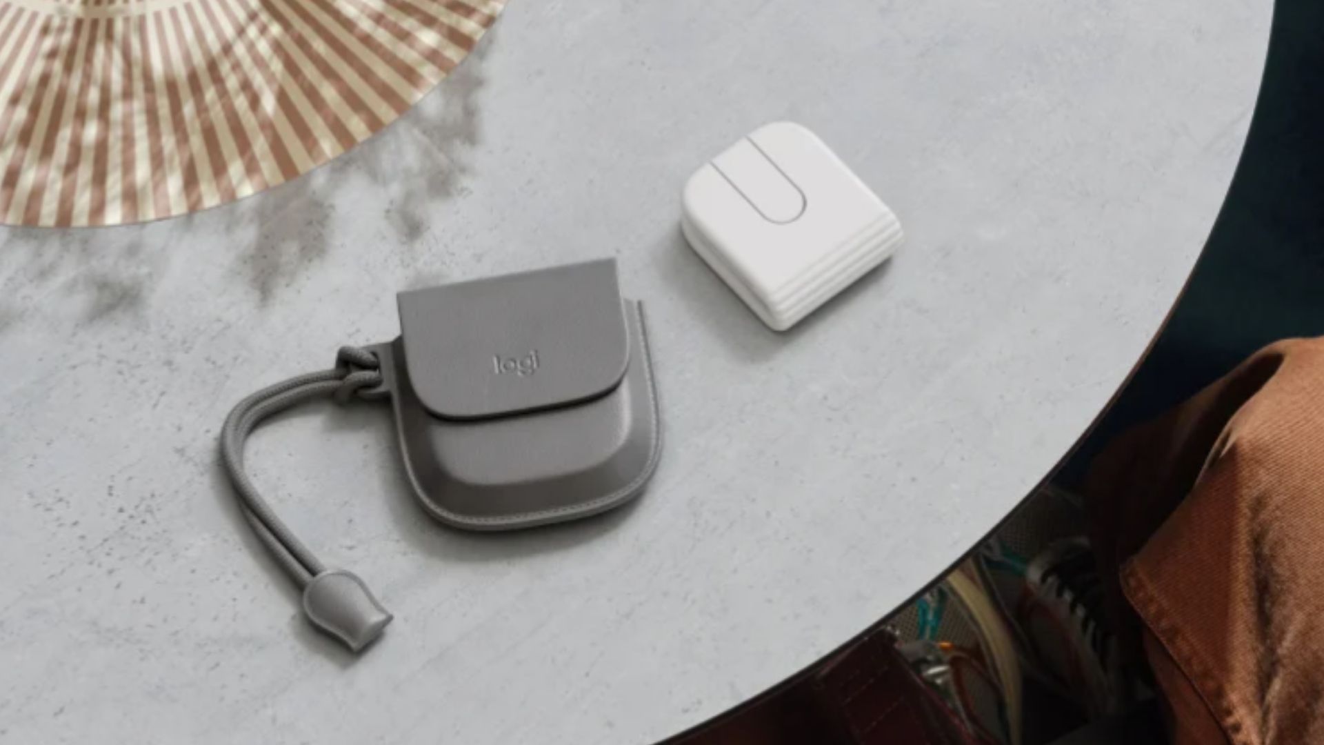Chuột Logitech mới đi kèm túi đựng di động. À, và nó còn gập được nữa.